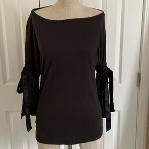 Adorable Lou Grey soft tie, Bell sleeve top boat neckline ,cute ties on sleeves